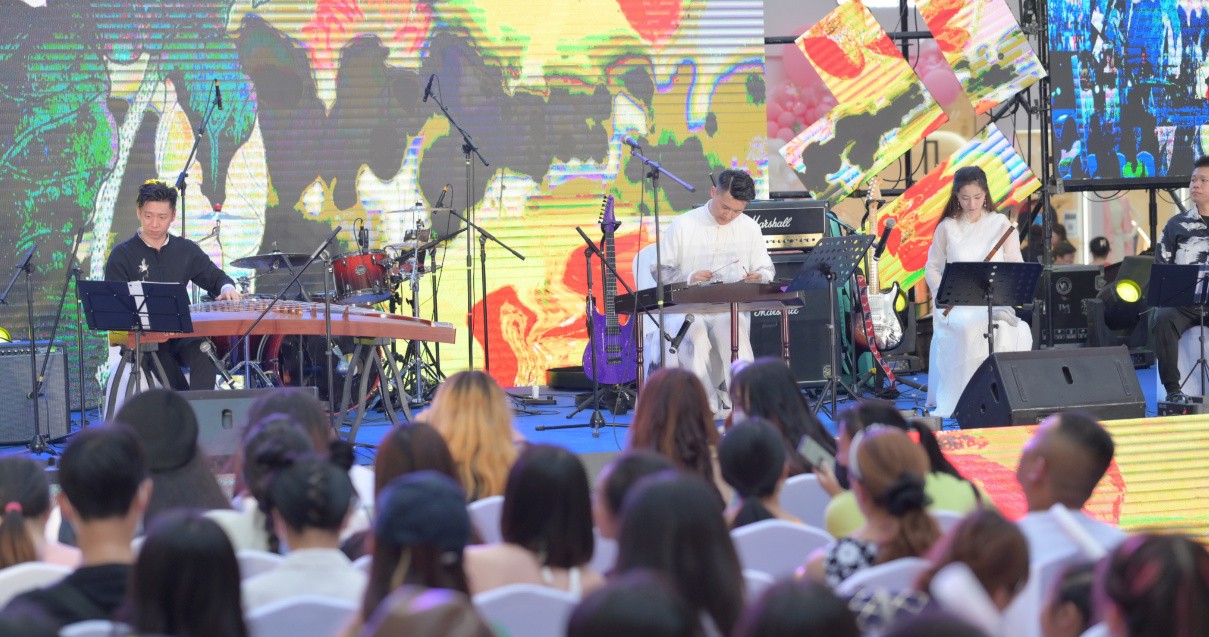 成都英国上市公司365Discovery